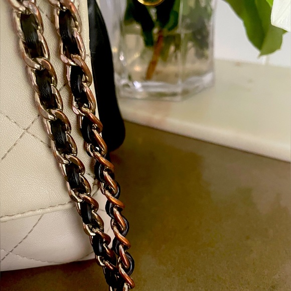 BLACK AND WHITE SMALL GUESS HANDBAG! - Picture 5 of 5